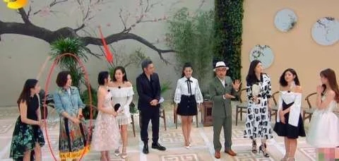 看到这样受排挤的关之琳，才知道行走江湖真的不能只能靠美貌！