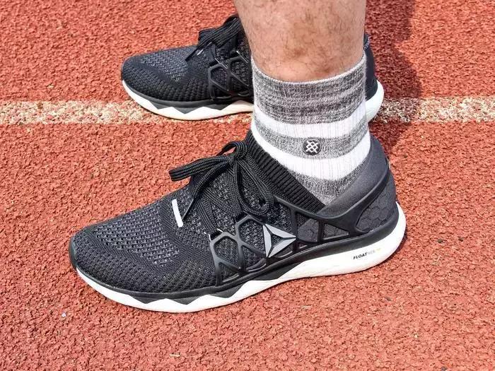 reebok什么跑鞋最好,䨻科技跑鞋踩开有多爽