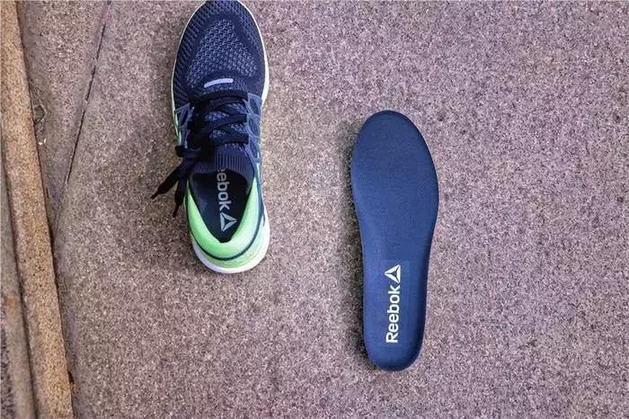 reebok什么跑鞋最好,䨻科技跑鞋踩开有多爽