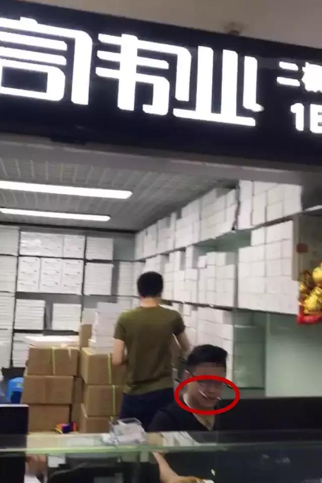 「曝光台」无视病人健康！某医院保安在大门口吸烟