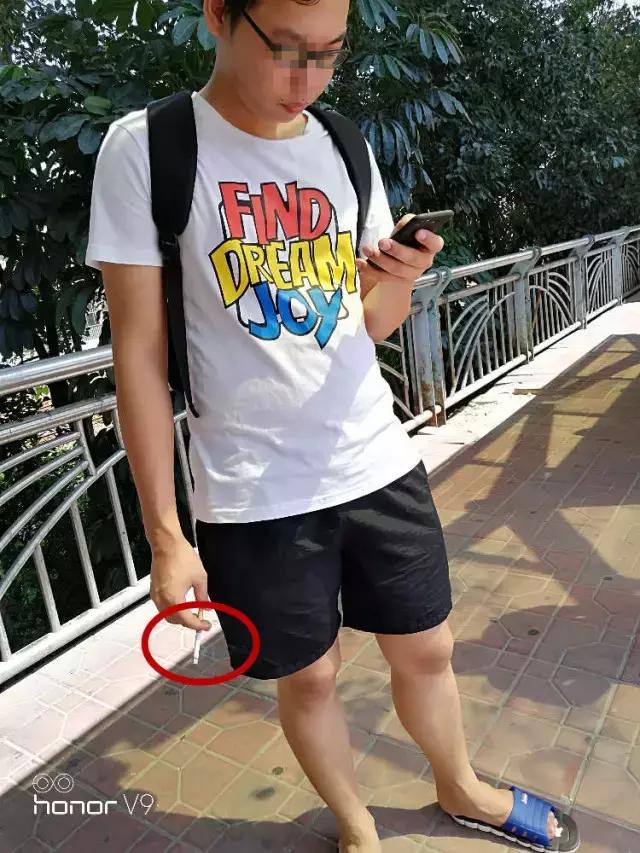 「曝光台」无视病人健康！某医院保安在大门口吸烟