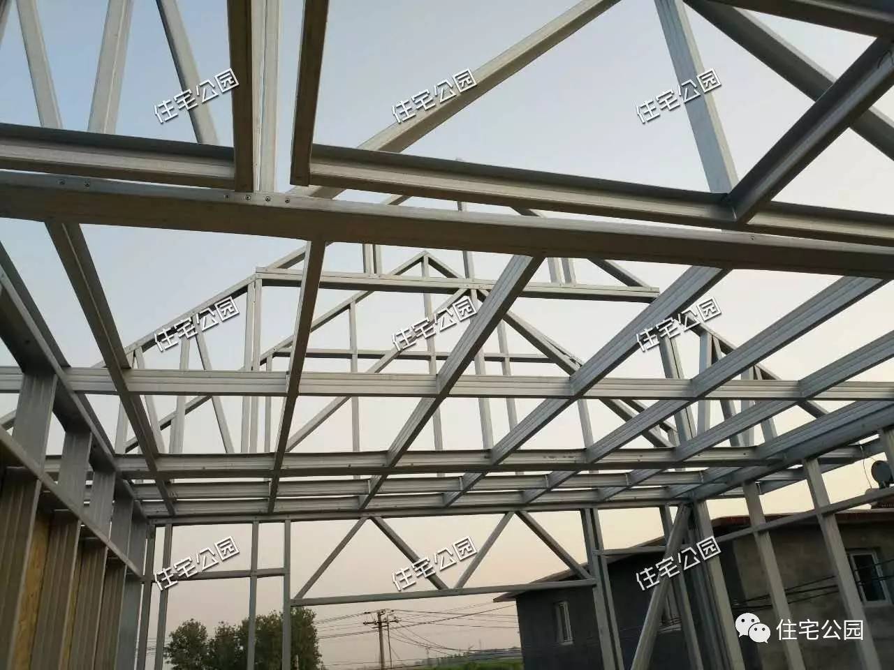 农村小伙花30万自己盖钢结构别墅,农村花30万建轻钢别墅