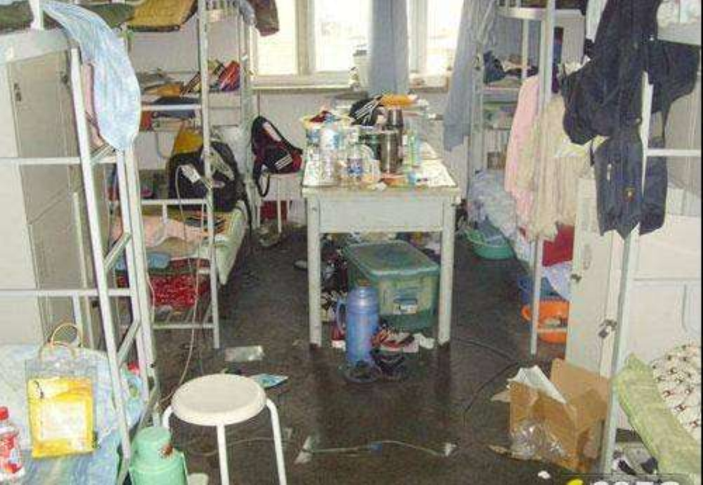 来自天南海北的“*人贱**”，拿着录取通知书在新生寝室同居四年