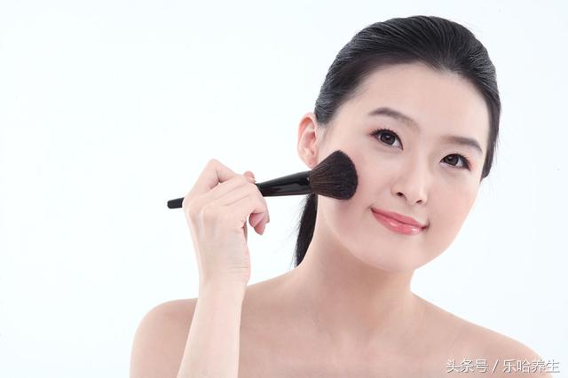 化妆时鼻子起皮怎么解决,化妆后鼻子起皮怎么办