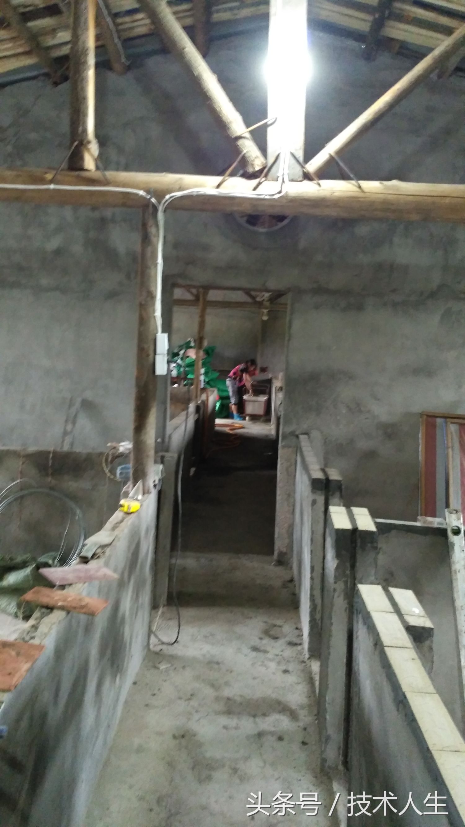 修电视把其他地方修坏了,修电视的坑