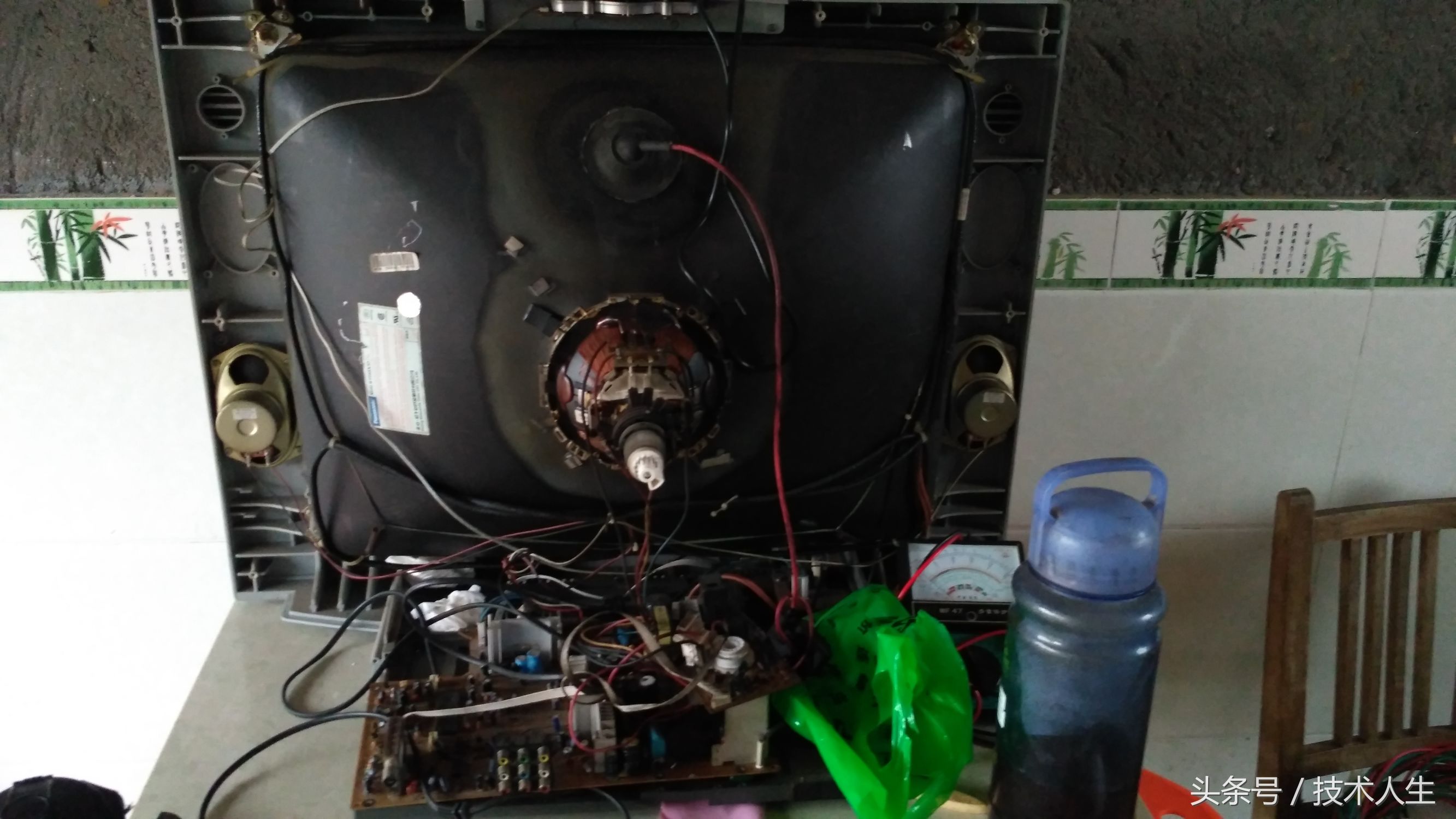 修电视把其他地方修坏了,修电视的坑