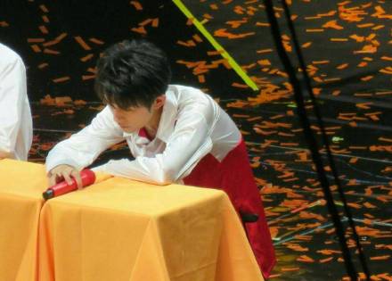 易烊千玺腰伤还在跳舞,易烊千玺在台上腰伤跳舞