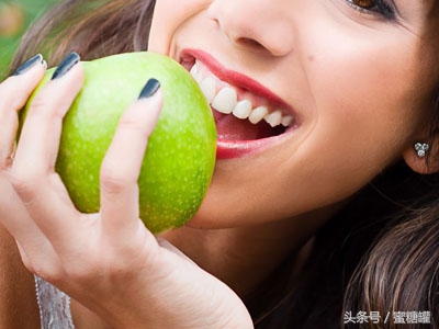 口腔容易溃疡的人是缺什么维生素,嘴里面长溃疡是身体缺什么维生素