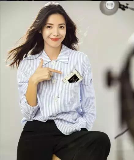 大嘴短发被讽“怪物”，如今逆袭时尚圈第一宠儿