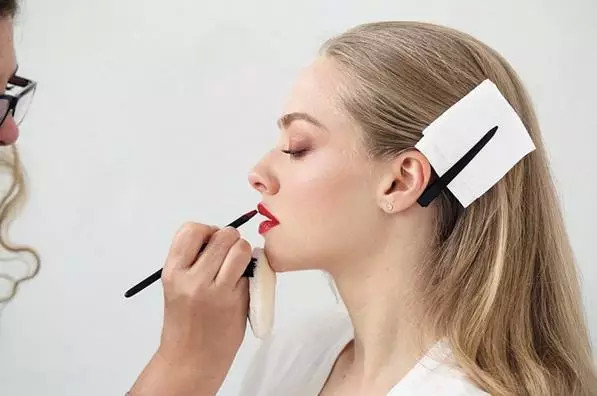 口红哪些斩男色,哪些口红颜色贴近斩男妆