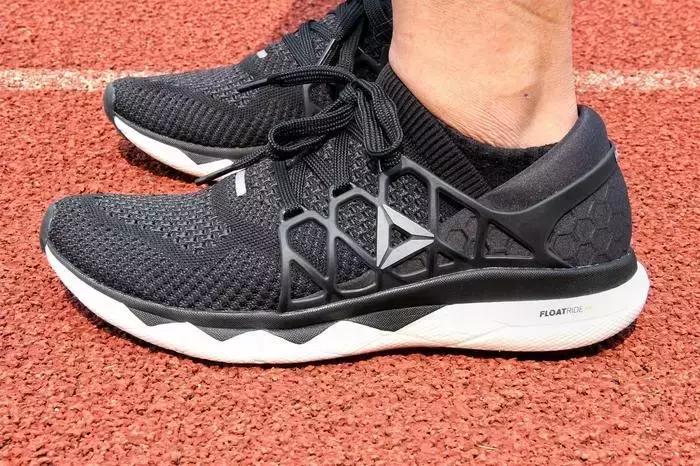reebok什么跑鞋最好,䨻科技跑鞋踩开有多爽