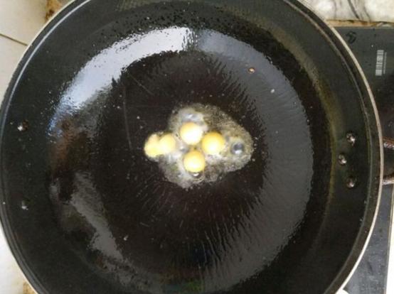 发现养的龟下的蛋全碎了，算了还是中午加个菜吧