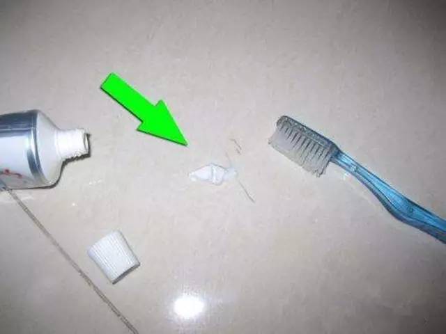 地砖被刮黑了怎么处理,地砖划伤黑色痕迹怎么修复