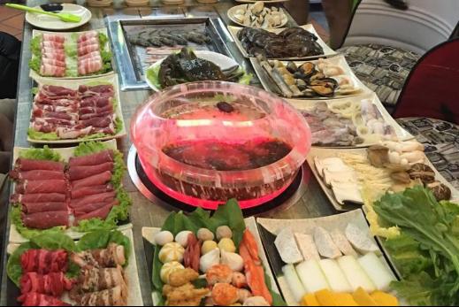 在国内遍地的水晶火锅，一美女引近新加坡结果每天卖脱销