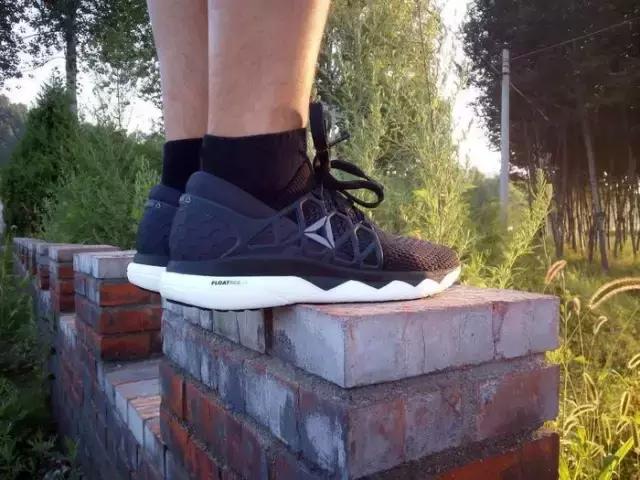 reebok什么跑鞋最好,䨻科技跑鞋踩开有多爽