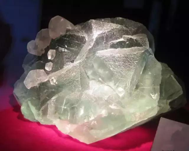 亮瞎了眼是什么意思,各类宝石的意义和功效