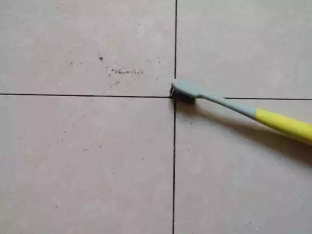 地砖被刮黑了怎么处理,地砖划伤黑色痕迹怎么修复