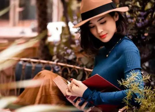 因亮剑爆红，两次搭档罗晋后少有音讯，今与靳东演离婚，再度走红