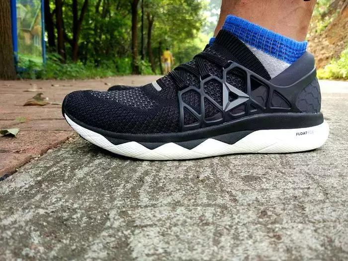 reebok什么跑鞋最好,䨻科技跑鞋踩开有多爽