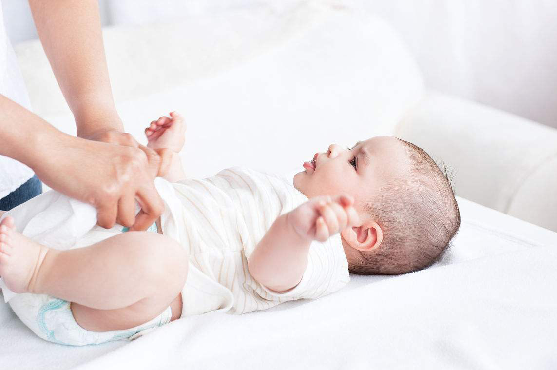 宝宝用尿不湿屁股有红疹子,尿不湿宝宝红屁股怎么办