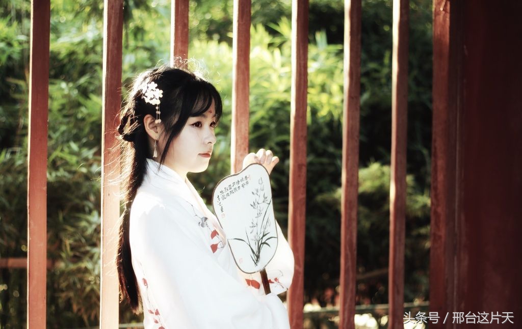 开元古刹钟声美女顿悟聆听