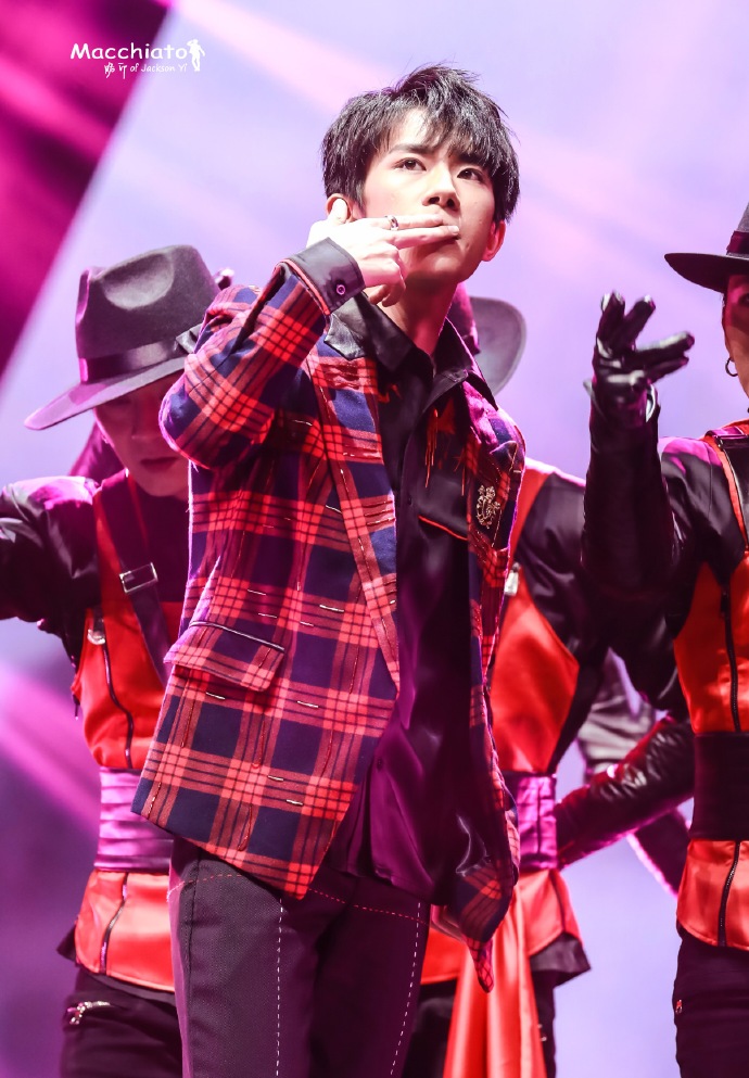 易烊千玺腰伤还在跳舞,易烊千玺在台上腰伤跳舞