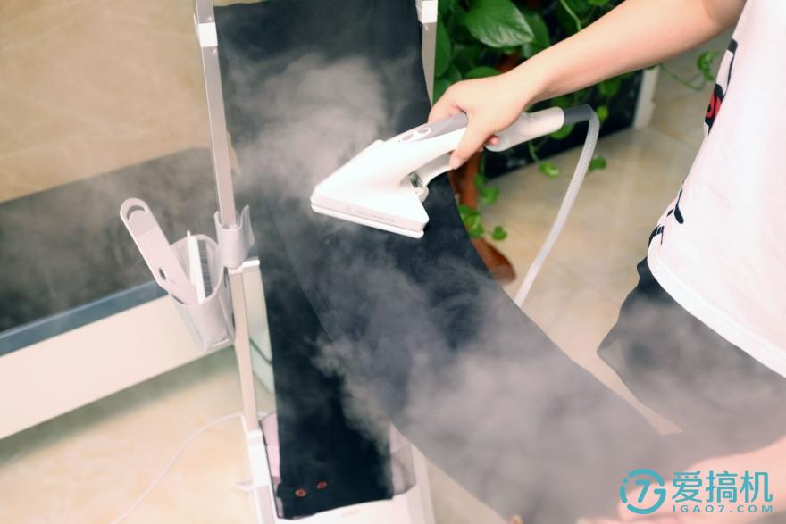 衣服皱皱巴巴没有熨斗怎么办,如何将皱巴巴衣服恢复原状呢