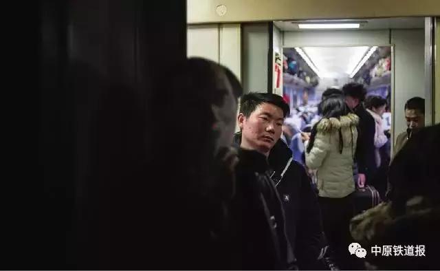 小偷是咋样偷东西的,坐火车怎么防小偷偷东西