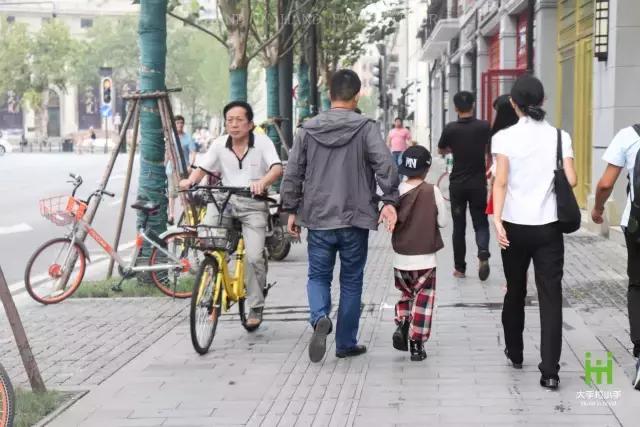 中山大道潮童街拍：很萌很酷很厉害，还会耍宝！