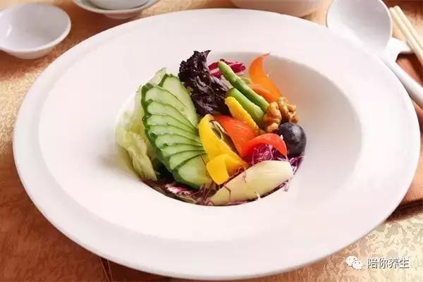 舌苔发白是怎么回事从舌苔看健康,舌苔厚白舌苔厚腻有裂纹