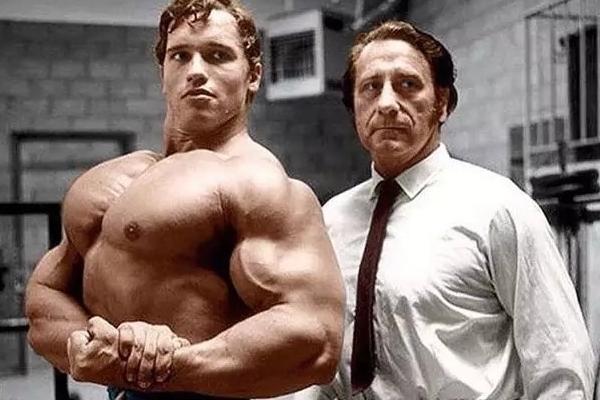 如何把胸肌练得更加宽阔平整,跟胸部脂肪说拜拜的动作