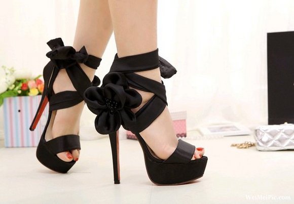 为什么我的脚穿高跟鞋后跟会掉,没有脚后跟穿高跟鞋老是掉