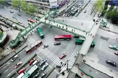 走过3570米，站在延安路尽头，闻到了这座城市繁华过尽的味道