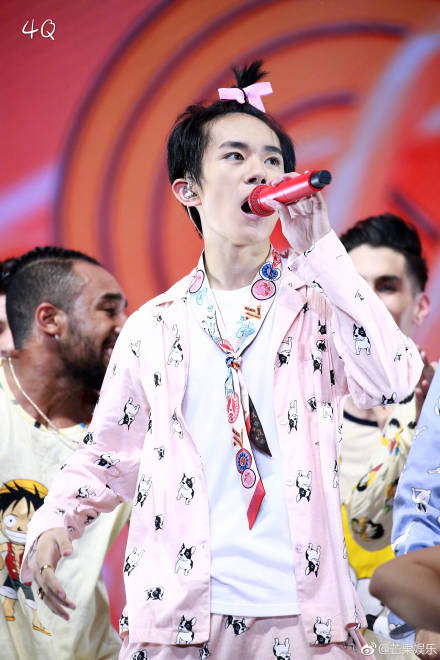 易烊千玺支援腰伤,易烊千玺带着腰伤在舞台上