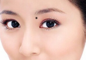 一女子回顾在美容院祛斑有多坑,女子点痣后查出恶性肿瘤