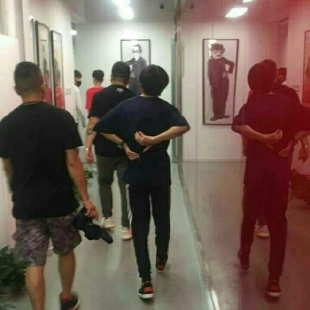 易烊千玺腰伤还在跳舞,易烊千玺在台上腰伤跳舞