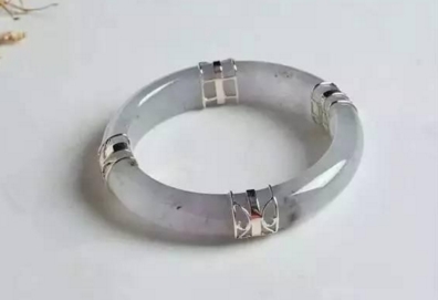 碎的翡翠手镯怎么再利用,摔碎的翡翠手镯怎么处理