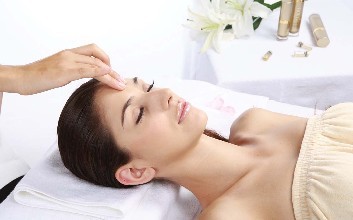 秋天天气干燥怎么护肤,瑟瑟秋雨降秋燥气温