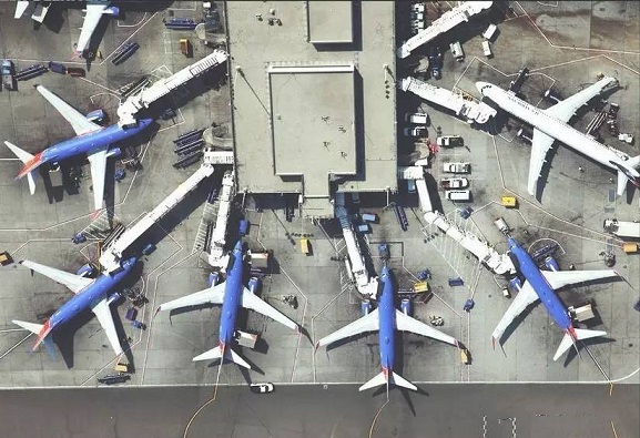 坐飞机中途转机时间延误怎么办,坐飞机因天气原因延误怎么办