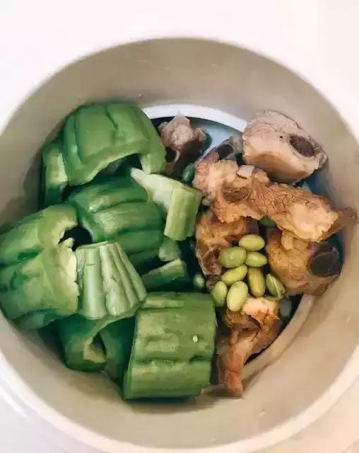 夏天多吃苦瓜瘦肉汤,苦瓜排骨汤家常做法不放黄豆