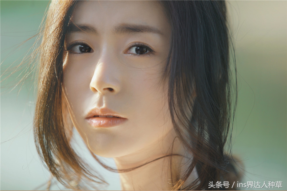 卢杉的包里都有什么？网友：你也用娜扎同款？看来我买对了