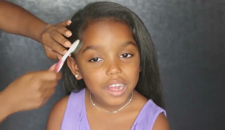 非洲8岁小女孩把头发拉直后，竟这么好看