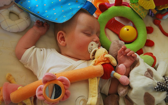 宝宝睡觉嗓子有滋滋声是喘吗,宝宝呼吸声重是过敏吗