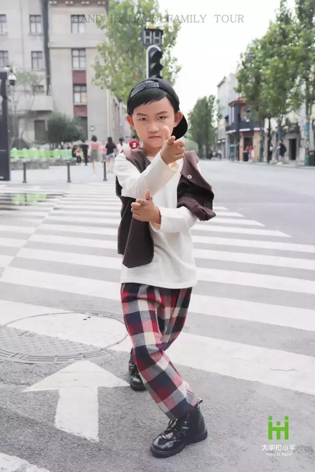 中山大道潮童街拍：很萌很酷很厉害，还会耍宝！