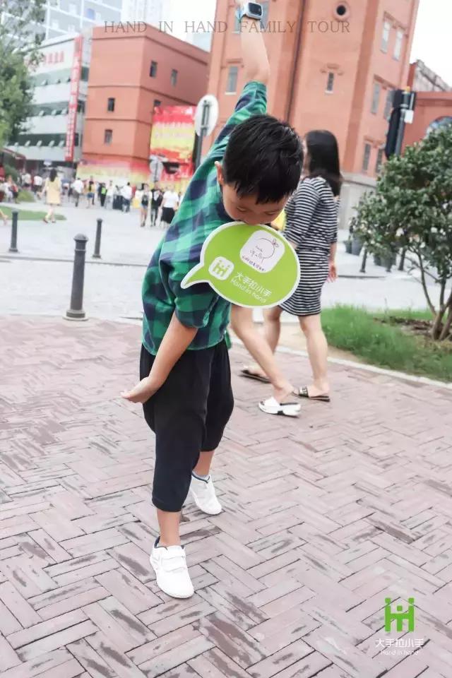 中山大道潮童街拍：很萌很酷很厉害，还会耍宝！