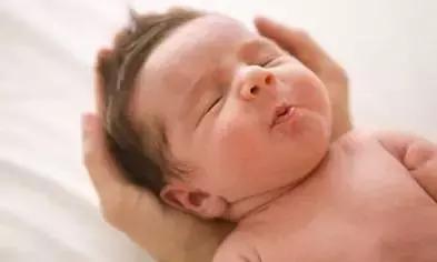 新生儿十种常见的生理现象,新生儿常见特殊生理态势有六种