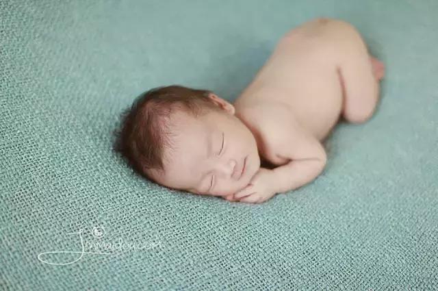 新生儿十种常见的生理现象,新生儿常见特殊生理态势有六种