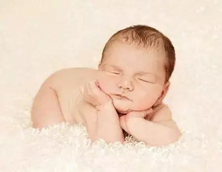 新生儿十种常见的生理现象,新生儿常见特殊生理态势有六种