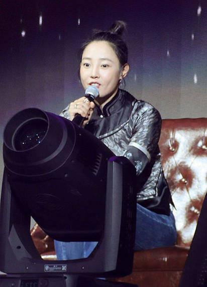 白百何胖了20斤之后,白百何33天不重样穿搭花棉袄