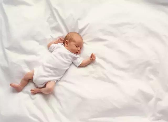 新生儿十种常见的生理现象,新生儿常见特殊生理态势有六种